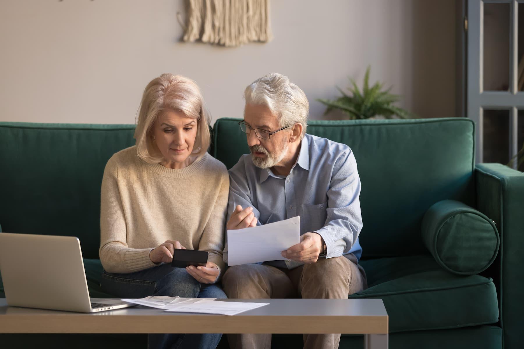 Stel bekijkt de woningcheck
